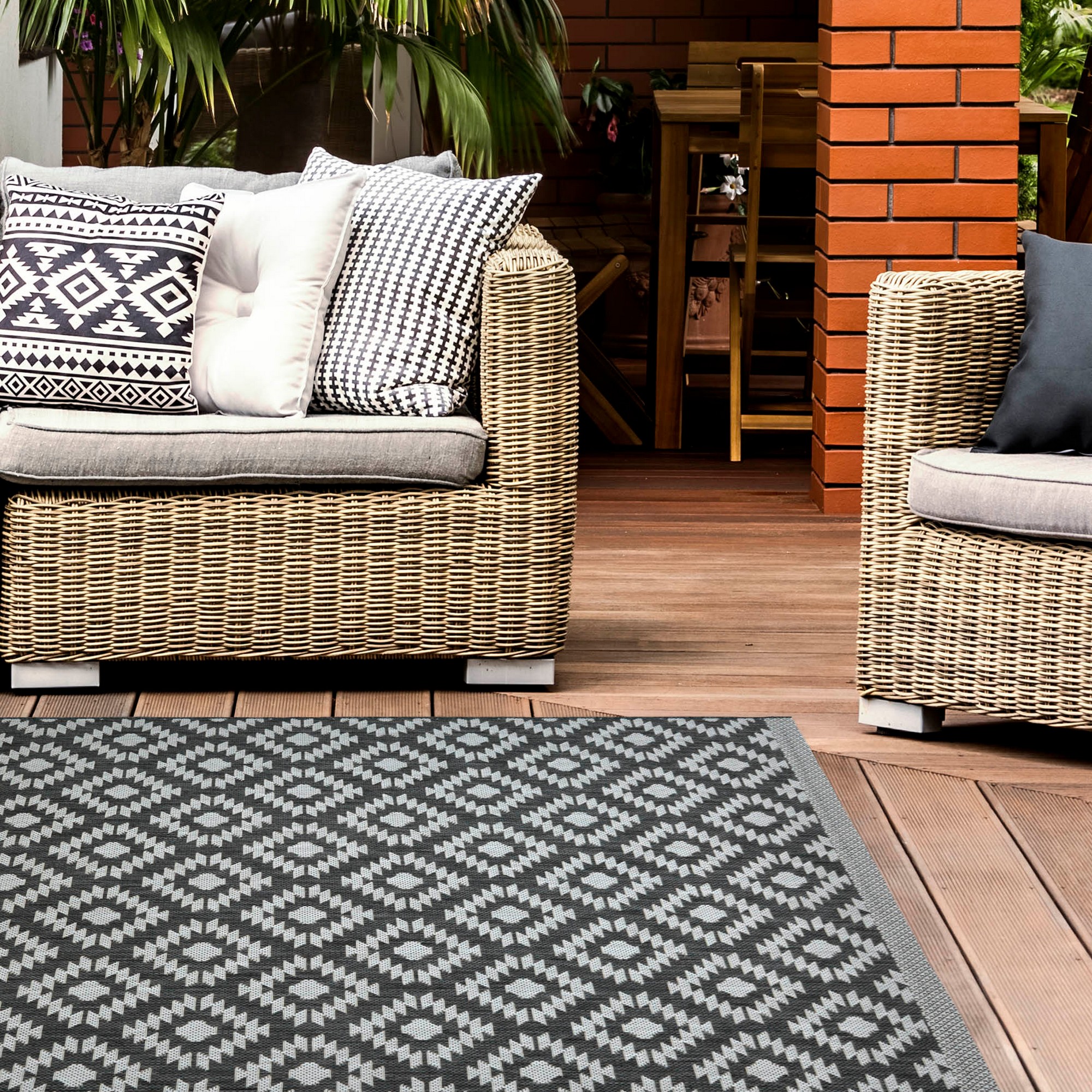 County Geneva Geometric Indoor Outdoor Rugs In Silver Grey